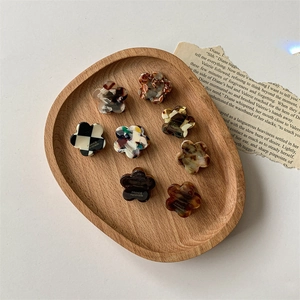 Lot de 8 mini pinces à cheveux fleurs en acétate aux motifs damier et marbre sur plateau bois