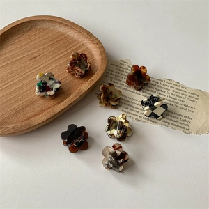 Lot de mini pinces à cheveux fleurs en acétate aux motifs écaille et marbre