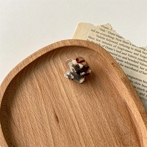 Détail d'une pince à cheveux fleur en acétate avec motif écaille de tortue chic