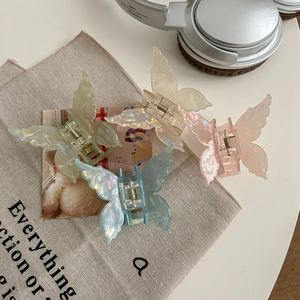 Lot de 4 pinces à cheveux papillon irisées en résine acétate avec un style élégant