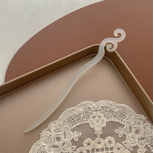 Pic à cheveux blanc translucide élégant au design minimaliste et motif de nuages traditionnel