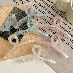 Set of 13cm oversized acetate hair claws in iridescent colors with elegant marble texture