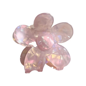 Pince à cheveux fleur rose nacrée au style français avec finition irisée élégante