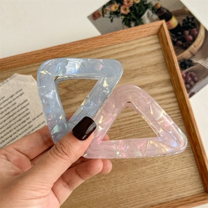 Lot de pinces à cheveux triangle en acétate irisé rose et bleu avec texture marbrée