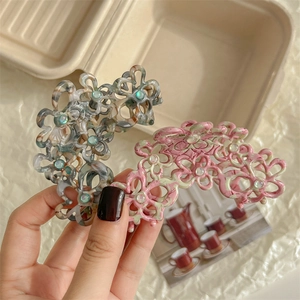 Set di due fermagli per capelli a fiore in acetato marmorizzato con strass scintillanti