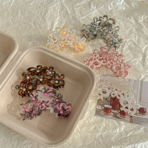 Set di 5 mollette per capelli in acetato con fiori traforati e perle colorate