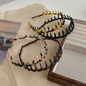 Set of four wave-shaped acetate headbands in tortoiseshell and leopard patterns