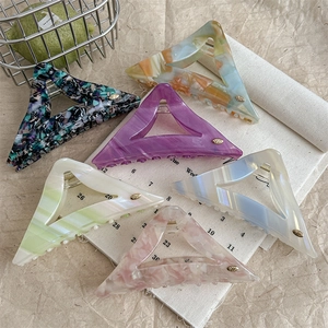 Lot de six grandes pinces à cheveux triangle en acétate avec des motifs marbrés variés