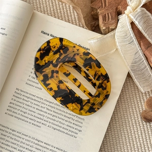 Elegante Haarklammer mit Schildpatt-Muster auf Buch, zeigt hochwertige Textur