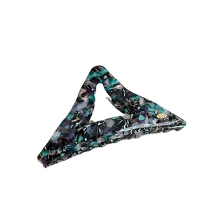 Pince à cheveux triangulaire en acétate avec motif marbré et détail logo doré