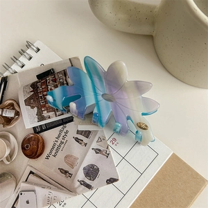Détail de la pince à cheveux en forme de feuille dégradé bleu et violet nacré