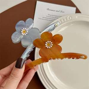 Pinces à cheveux fleurs en acétate bleu clair et ambre avec détail de marguerite