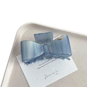 Elegante molletta per capelli in acetato azzurro con trama marmorea e scritte dorate