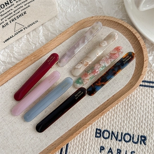 Barrettes à cheveux minimalistes en acétate aux couleurs unies et motifs marbrés sur plateau