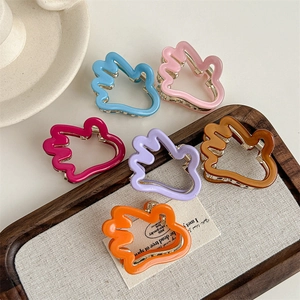 Lot de six pinces à cheveux colorées en forme de main en tons bleu rose et orange