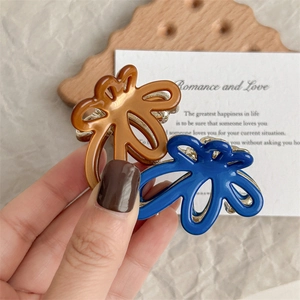 Elegante hohle Blumenhaarklammern in Bernsteinbraun und Hellblau für Frauen