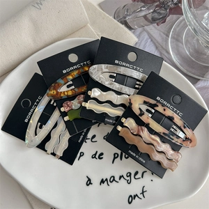 Lot de 3 barrettes en acétate minimalistes aux motifs écaille et marbre sur plateau en céramique
