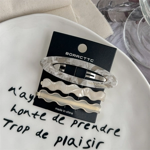 Vue détaillée d'un ensemble de 3 barrettes minimalistes en acétate aux motifs marbrés