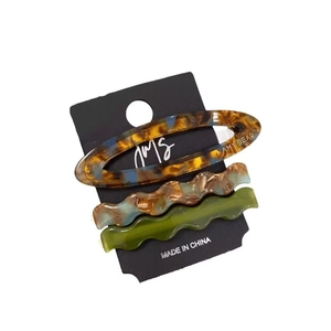 Lot de 3 barrettes minimalistes en acétate avec motif écaille et design ondulé sur carte