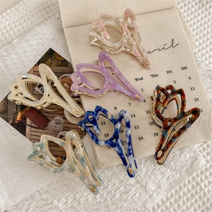 Elegantes pinzas de tulipán en acetato multicolor para peinados con estilo