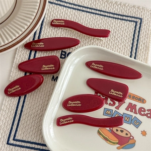 Set di fermagli per capelli bordeaux con scritte dorate per acconciature eleganti
