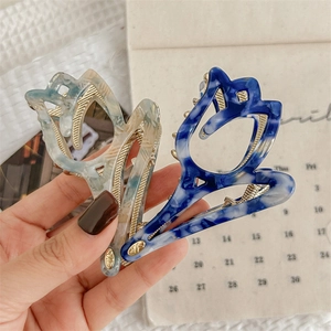 Elegante pinza para el cabello de tulipán jaspeado en azul con detalles de metal dorado