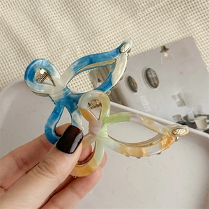 Elegant marble butterfly hair claws made of high-quality acetate for thick hair styling