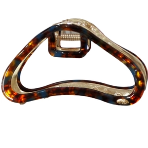 Cloud shaped acetate hair claw clip with vintage tortoiseshell pattern and gold metal spring