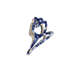 Elegante pinza para el cabello tulipán con acetato de mármol azul y base de metal dorado