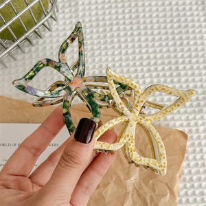 Pinces à cheveux papillon élégantes en acétate avec motifs marbrés verts et jaunes