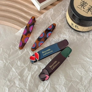 Ensemble de pinces à cheveux coeur en acétate coloré avec motif léopard