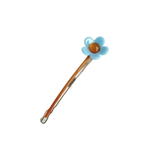 Blaue Blumen-Haarklammer mit gelber Mitte auf silbernem Metallpin für feines Haar
