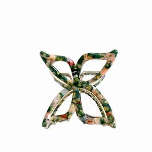 Pince à cheveux papillon évidée avec motif en marbre coloré en acétate et alliage doré