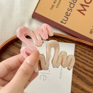 Pinces à cheveux ondulées en rose et beige avec des cadres métalliques dorés fins