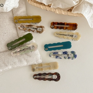 Lot de 10 barrettes à cheveux en acétate ondulé aux couleurs marbrées sur fond neutre