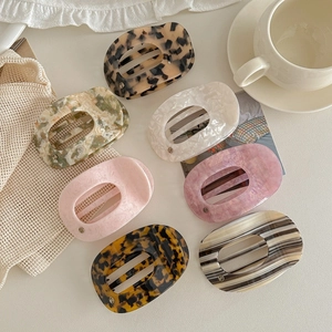 Lot de sept pinces à cheveux vintage en acétate aux motifs marbrés et écaille de tortue