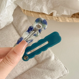 Barrettes à cheveux en acétate ondulé avec texture marbre et finition cyan foncé