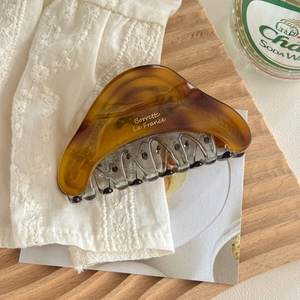 Détail d'une grande pince à cheveux écaille de tortue avec impression Barrette La France