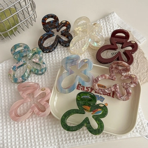 Lot de 8 pinces à cheveux fleurs en acétate marbré avec petit logo doré VD chic