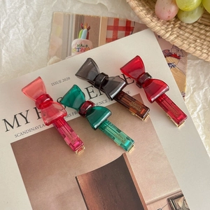 Lot de quatre barrettes nœuds en acétate en vert foncé, rouge, gris et rose