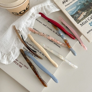 Barrettes à cheveux minimalistes en acétate de différentes couleurs en décor intérieur