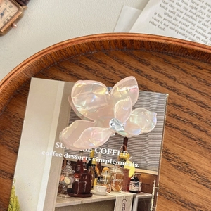Détail de la pince à cheveux fleur rose irisée avec cristal en forme de goutte