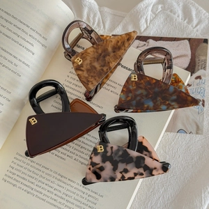 Pince à Cheveux Triangle en Acétate Français Avec Lettre B Or Écaille de Tortue Imprimé Léopard Grande Pince pour Femmes