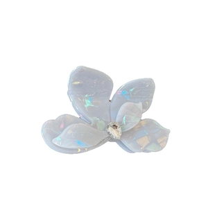 Pince à cheveux fleur blanc iridescent avec éclat nacré et strass central en forme de goutte