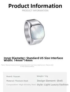 Détail de l'incrustation de nacre carrée de 14mm sur une bague pour homme en acier titane