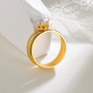 Eleganter Goldring mit sechs Zacken und rundem Zirkon auf weißem Steinhintergrund