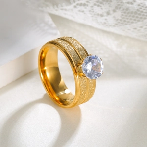 Eleganter Goldring mit Zirkonia-Stein und doppelter mattierter Textur auf dem Band