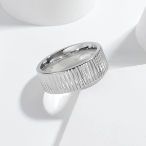 Bague moderne 8mm en acier inoxydable à texture verticale et intérieur poli