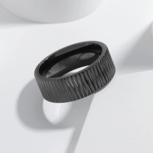 Bague homme 8mm en acier inoxydable noir avec rayures verticales sur socle blanc chic