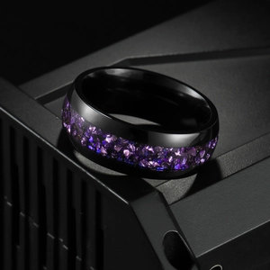 Bague en acier titane avec incrustation de cristal violet sur présentoir sombre
